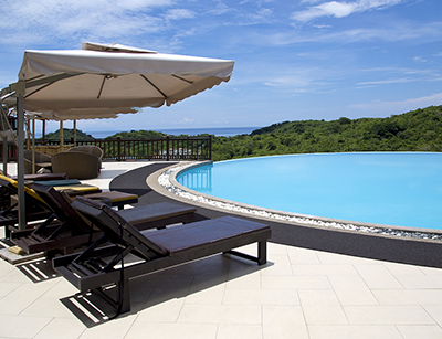 戴高樂(lè)泳池設(shè)備成功簽訂?wèn)|莞趙先生無(wú)邊際泳池