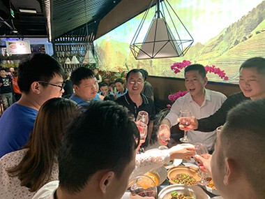 揮手三月,激情四月 戴高樂泳池設(shè)備 這不僅是一個(gè)簡單的聚餐 alt=