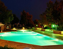 戴高樂無邊際泳池讓你夜間游泳變得別有一番景象[戴高樂泳池設備]