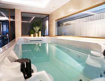 別墅的無邊游泳池既可以無限暢游，還自帶沖浪功能