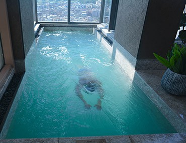 不要在家建小游泳池啦,使用這種整體式游泳池游泳體驗好還美觀