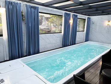 家里有這種私家泳池,秋冬不但能游泳還能泡溫泉