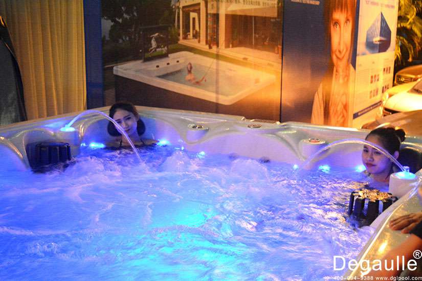 戴高樂(lè)無(wú)邊際泳池